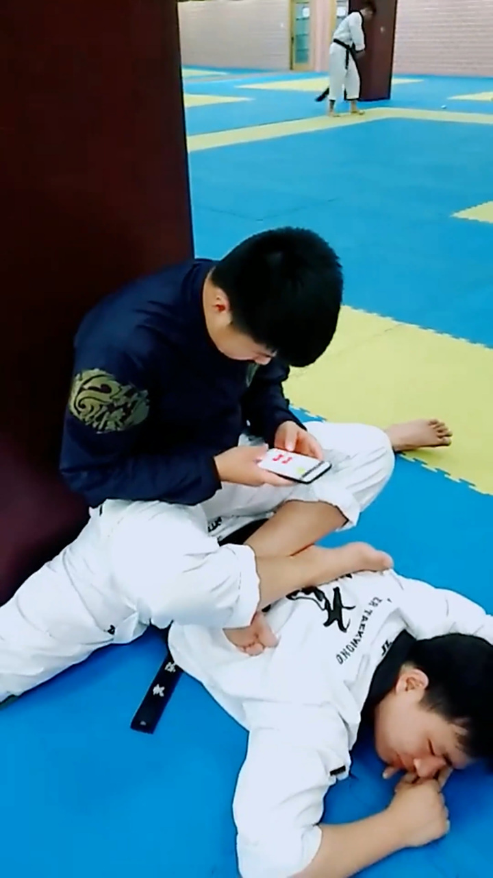 见识一下,跆拳道的日常压腿,是不是很酸爽!