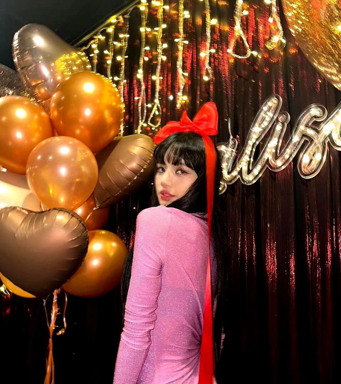 lisa穿着蝴蝶结礼服庆祝生日.