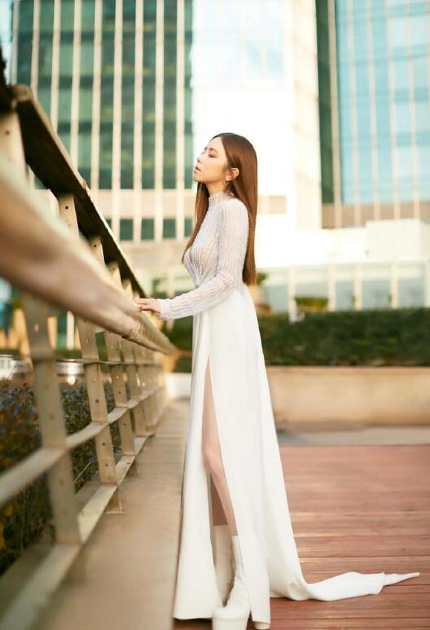 邓紫棋,肉白色高开叉礼服,性感妩媚.