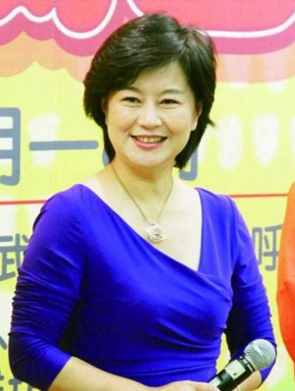 鞠萍是我童年时代最熟悉的央视少儿节目主持人,她主持的《大风车》