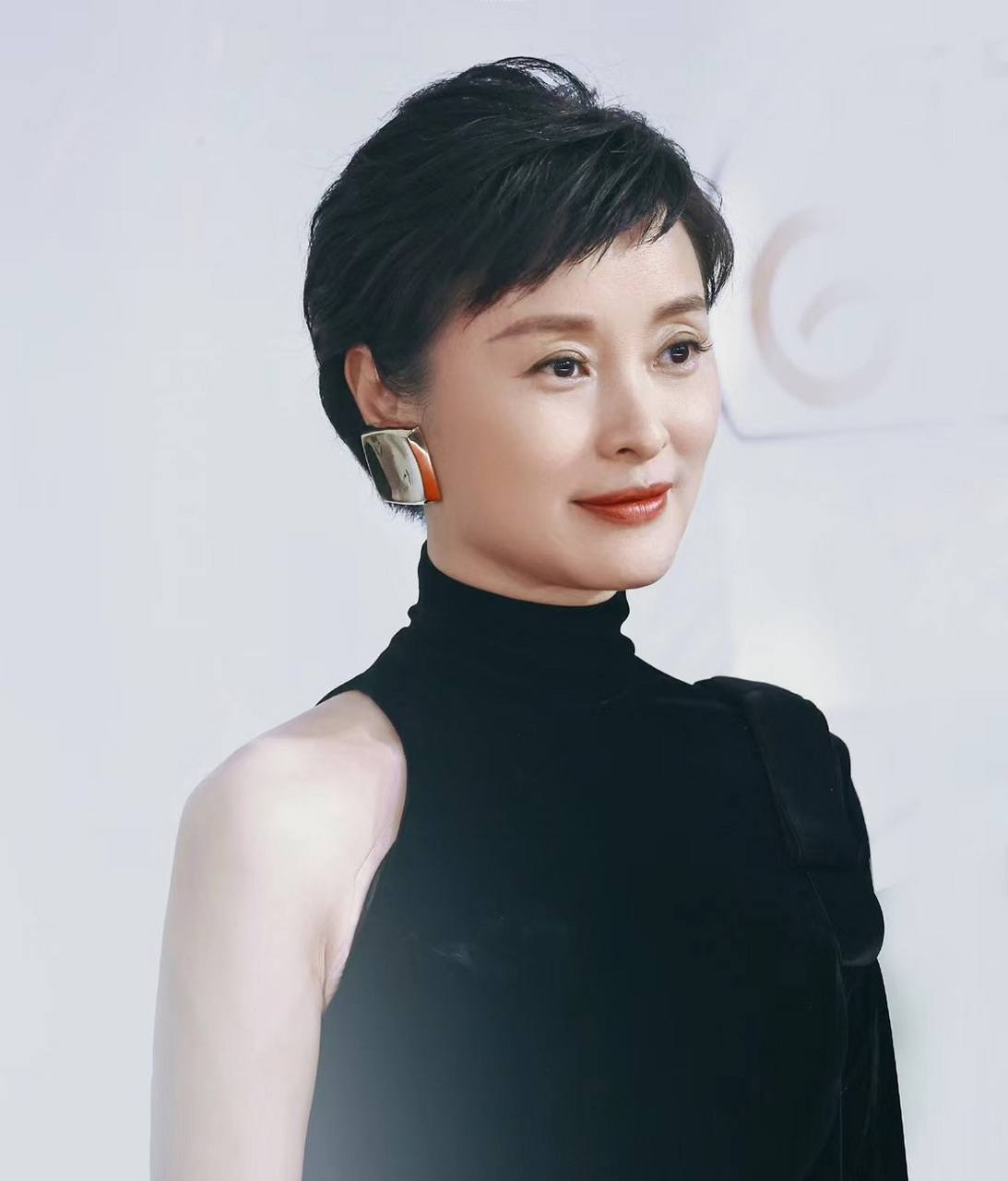 吴越在众多肤白貌美的女星中,不算好看的一个,但是她的气质却独树一帜