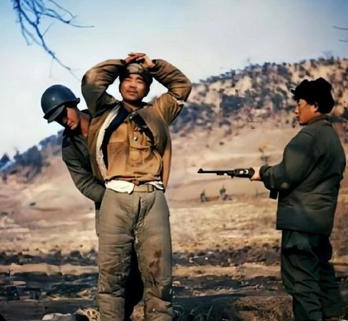 抗美援朝时期,一幅令人心酸画面浮现眼前:志愿军战士被俘虏,坐在地上