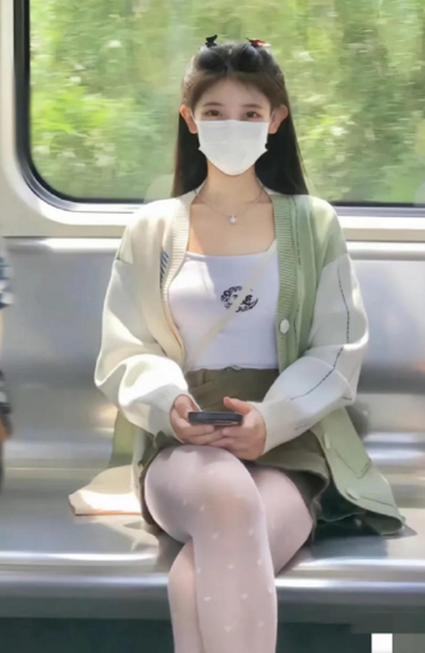 地铁对面的女孩好美呀