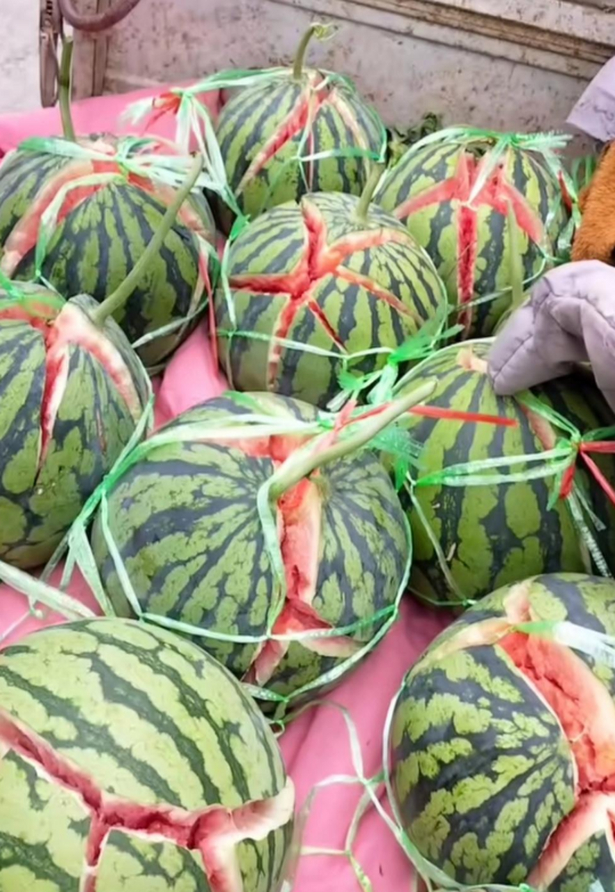 街上看到的西瓜相当炸裂啊,个个开口笑,看着就甜!