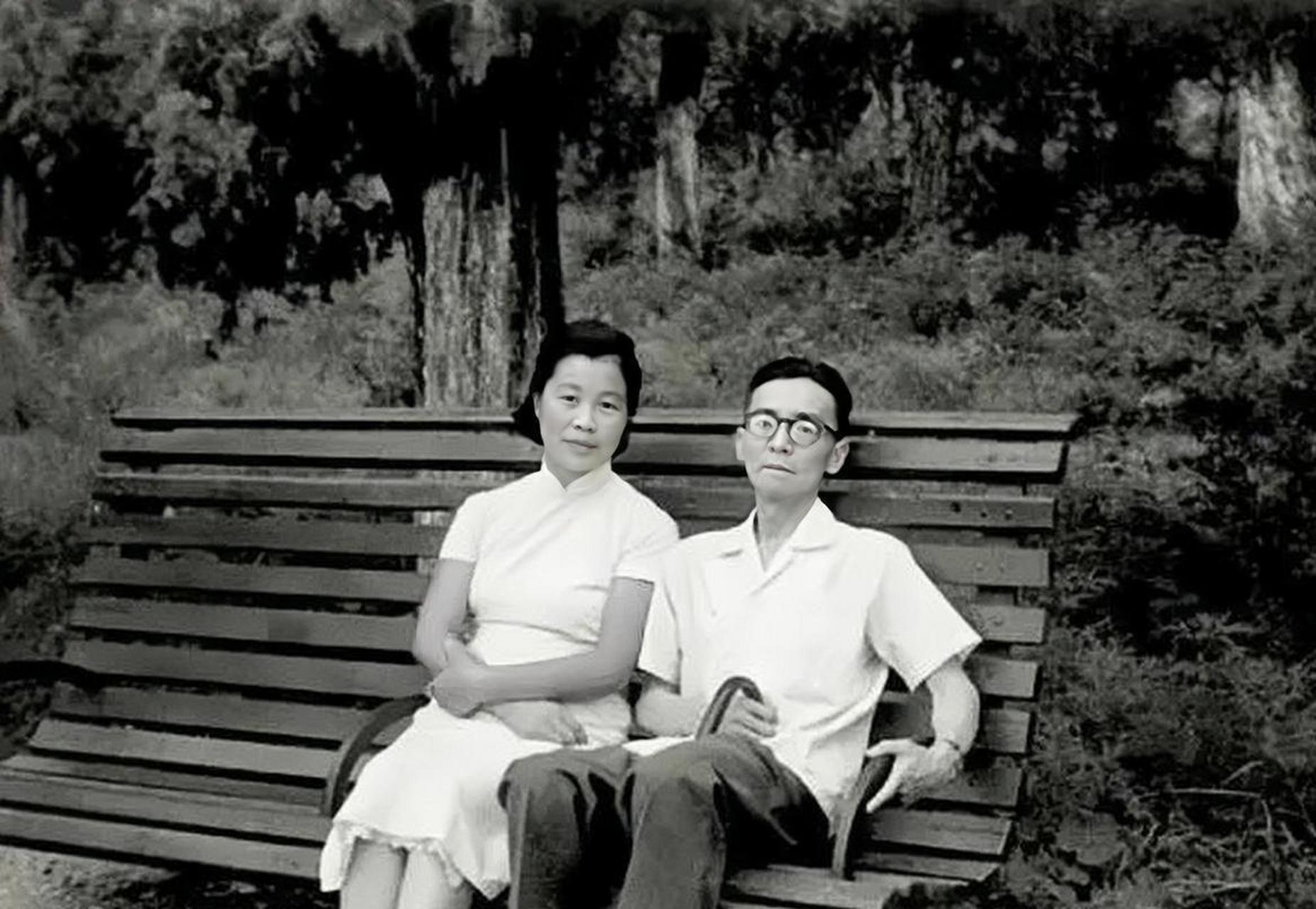 下面這張照片是梁思成和夫人林洙的合影,1962年兩人結婚,婚後很幸福