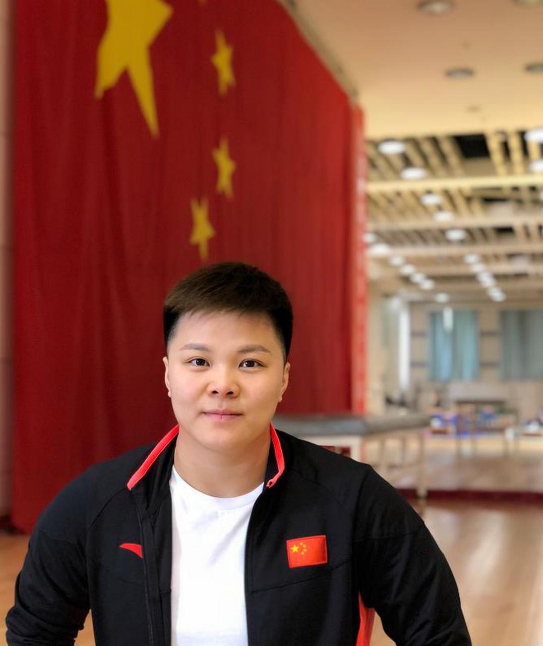 奥运举重冠军汪周雨,虽然平时打扮得像男孩,但确实很招女孩喜欢