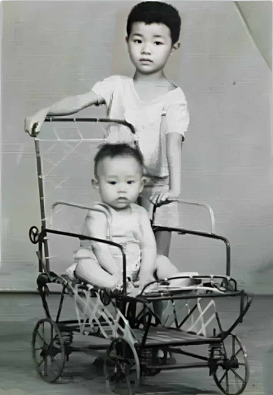 刀郎本名叫罗林,他的父亲是一名灯光师,母亲在文工团工作.