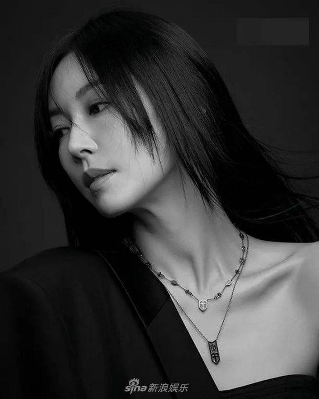 原创            41岁韩国女星金素妍写真很妖艳!雪肤玉貌太性感撩人