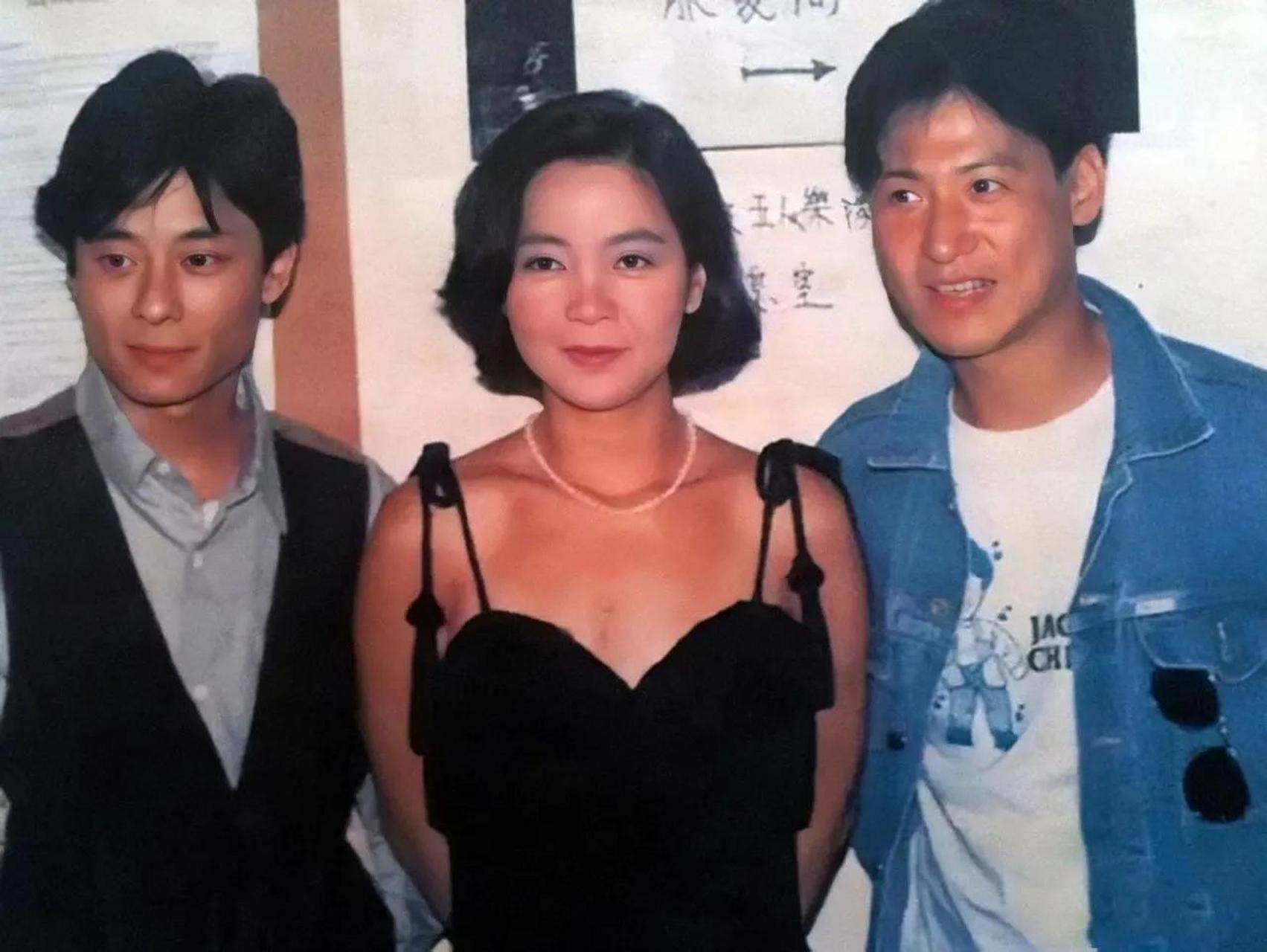 1990年,邓丽君与张学友,王杰合影,那时王杰和张学友都还很年轻,比