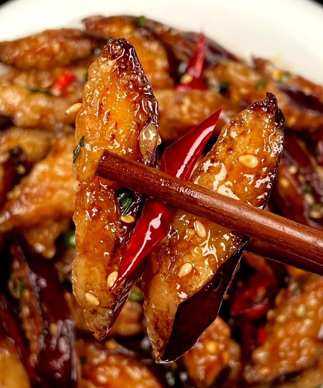 这道麻辣茄子外酥里嫩,口感麻辣酸甜,每一块都香气扑鼻,美味可口,让人