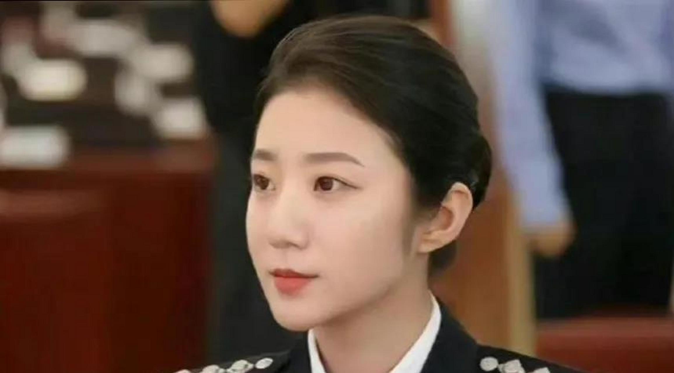 在我的印象里,女公安一般都是处理公文之类的文员,除了特殊任务需要