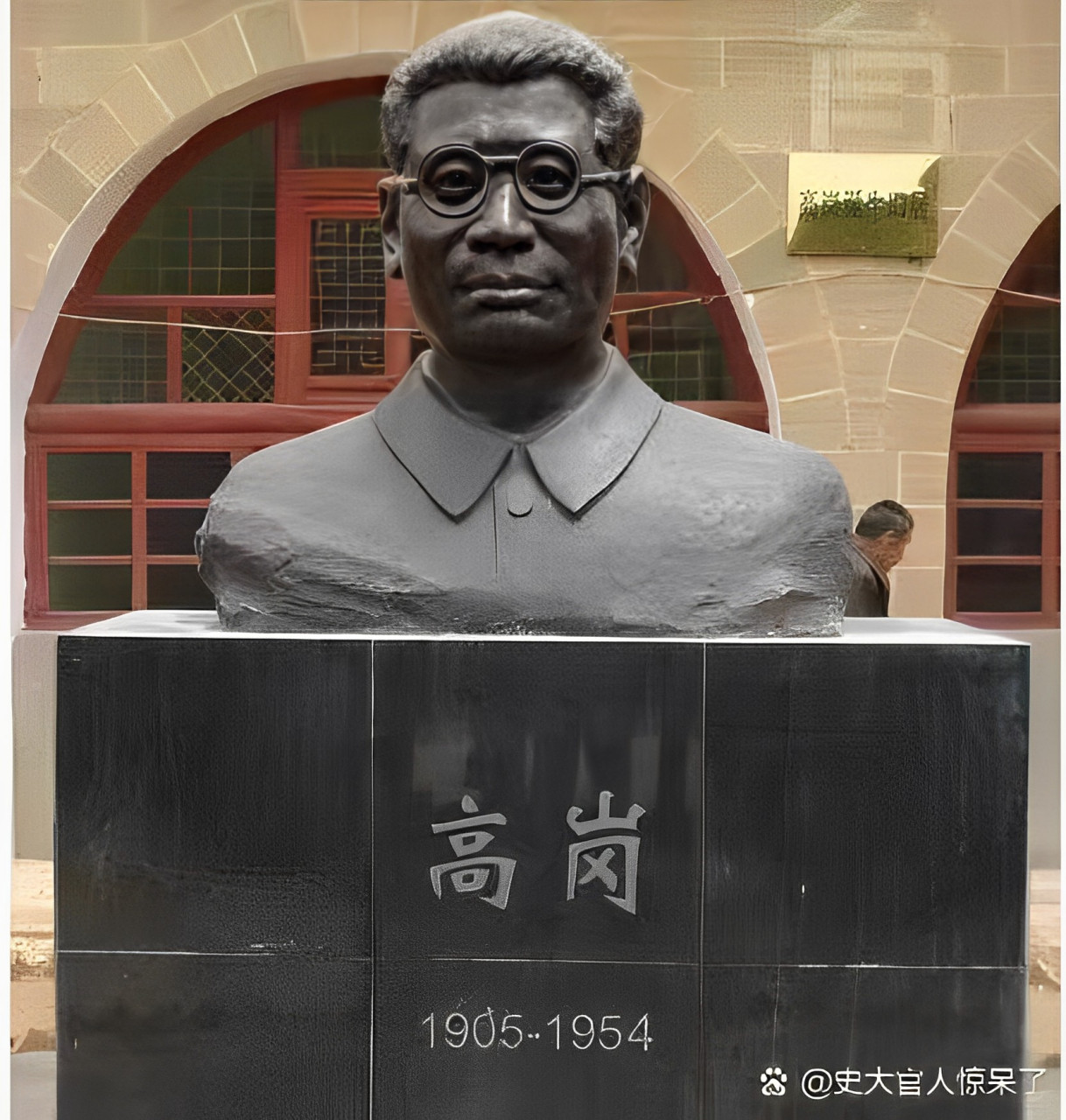 1952年春,在沈阳家中,高岗及妻子李力群与子女的合影,年轻的他一脸