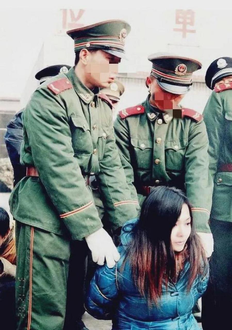 这是90年代郊外刑场的场景,一位女犯即将面临"伏法"的命运.