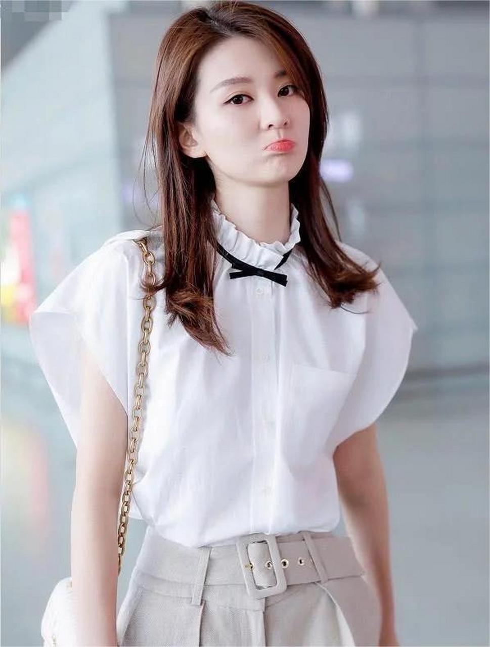 乔欣不做穿搭博主可惜了,172身高穿啥都洋气,白衬衫 吸烟裤真美