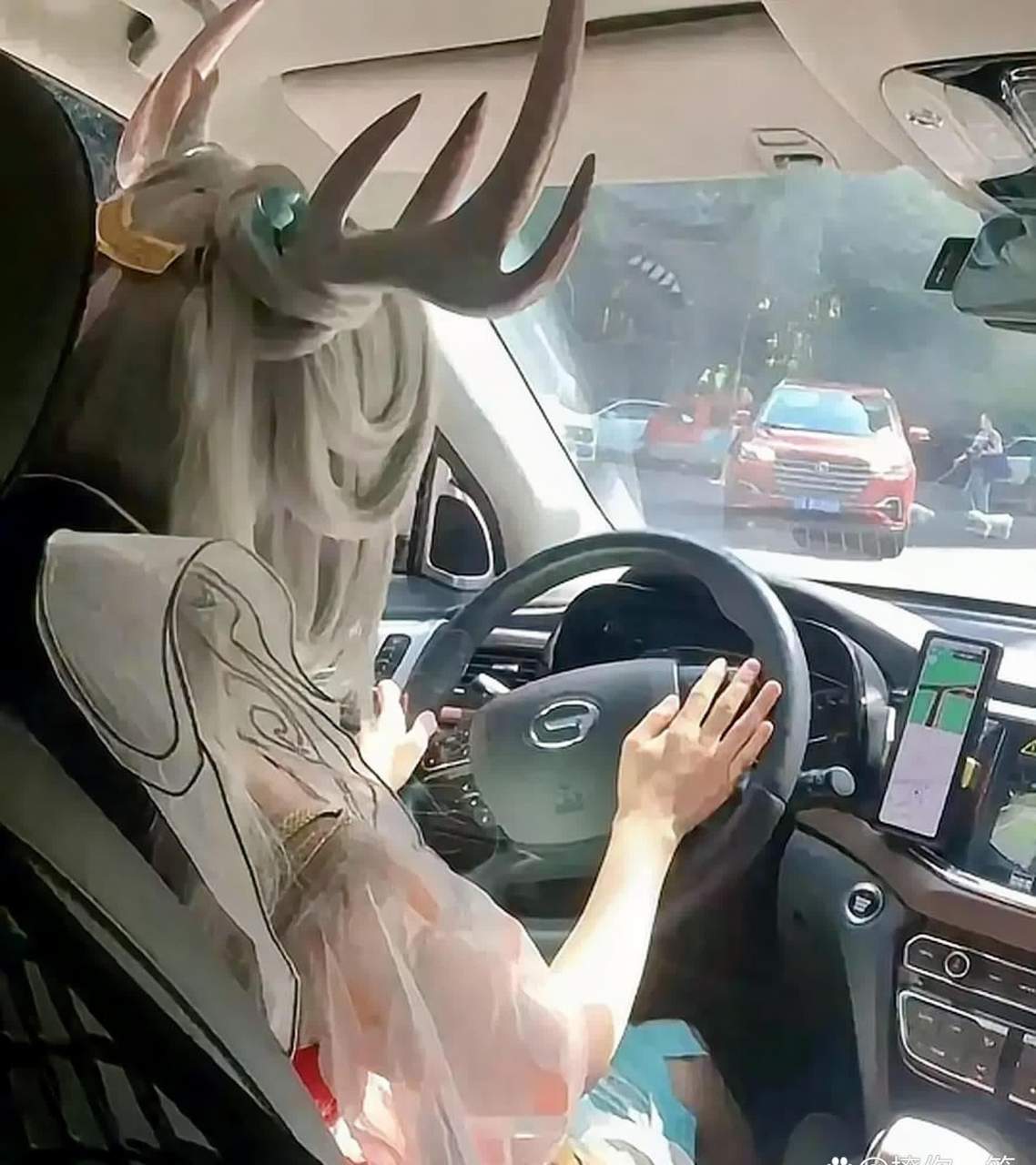 今天的滴滴司机有点不同. 我想去微信,但总感觉哪里不对劲.[笑哭]