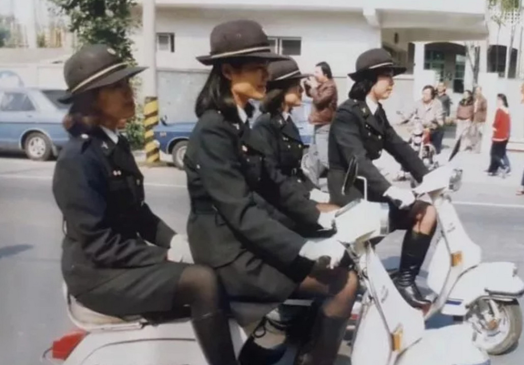 她们的装束大概是参照了当时日本的风格,女警们戴着黑色的遮阳帽,身穿