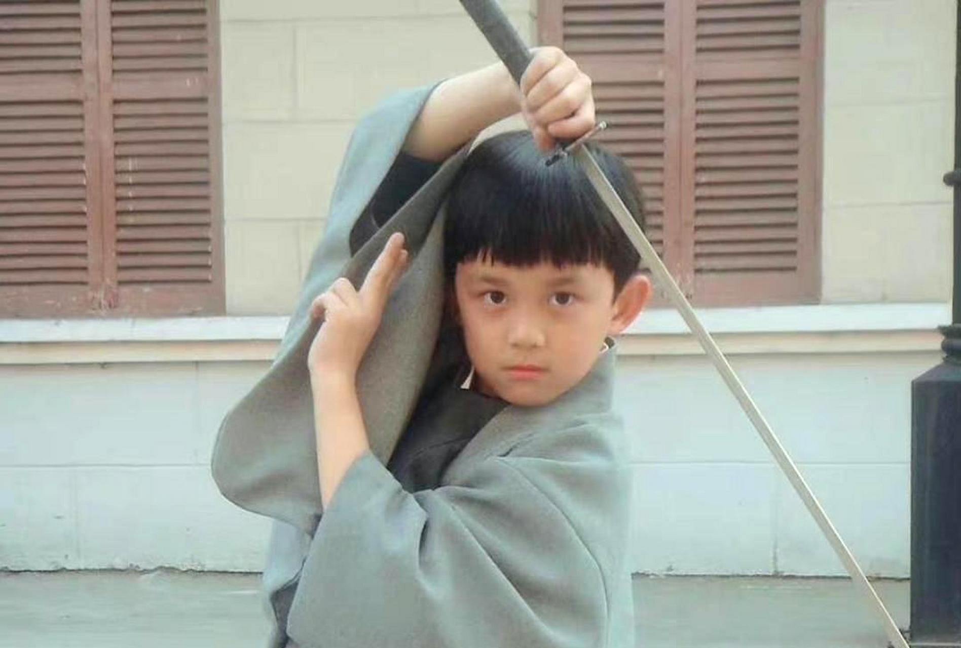 我看到吴磊小时候的锅盖头,觉得他好可爱.这造型摆的还挺有模有样的.