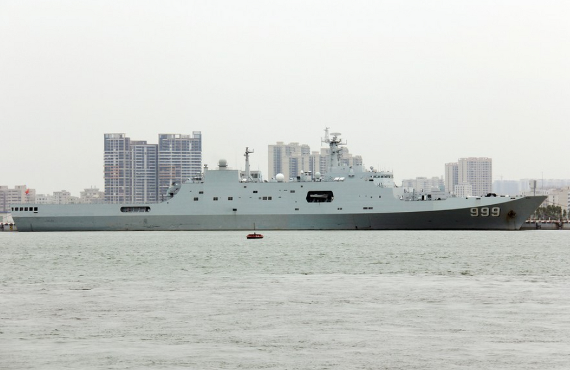 近日,由沪东中华造船厂建造的071et型船坞登陆舰交船仪式正式举行,将