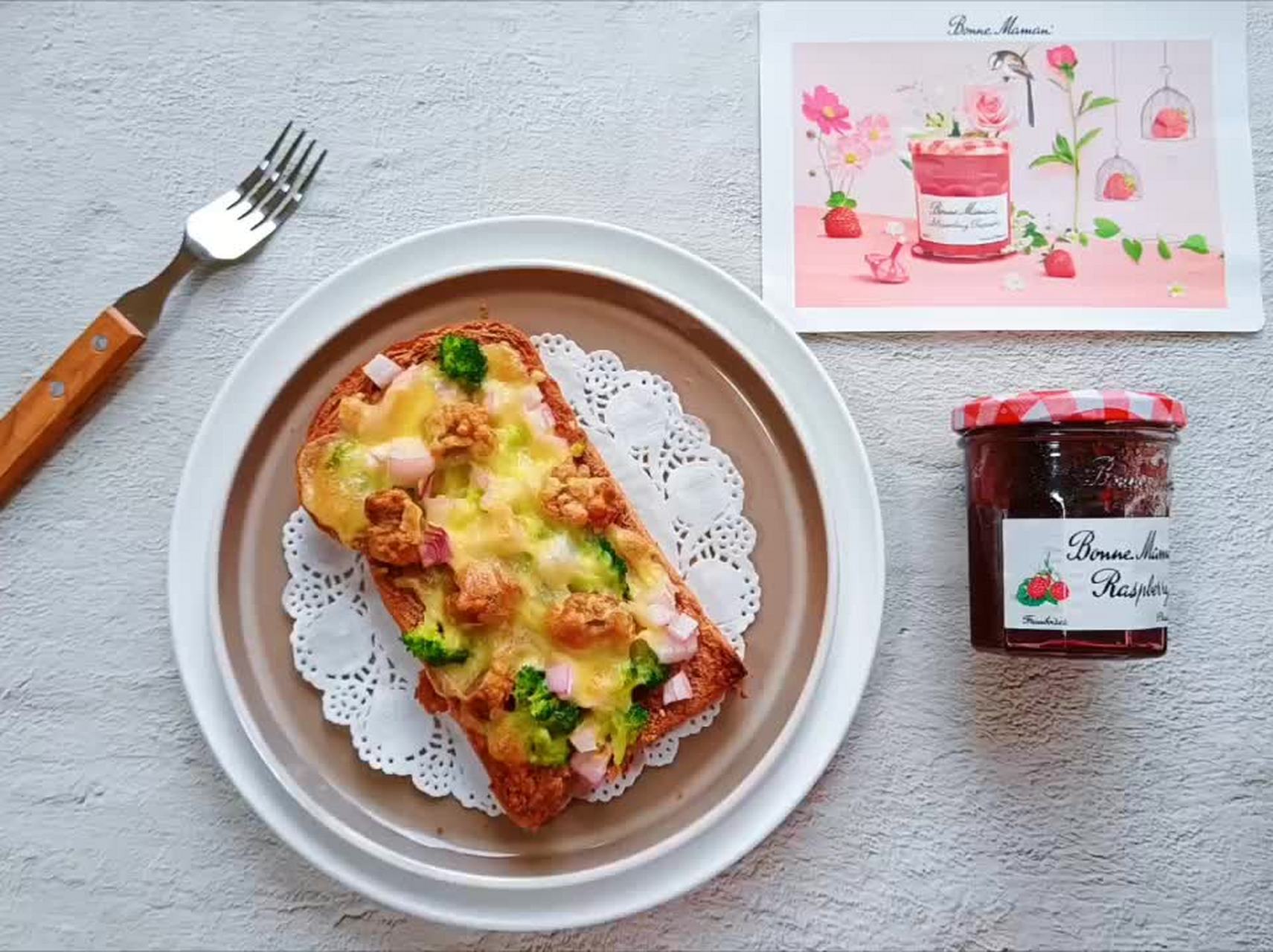 果酱快手披萨  蓓妮妈妈果酱富含50%果肉,大果粒看得见 用它制作快手