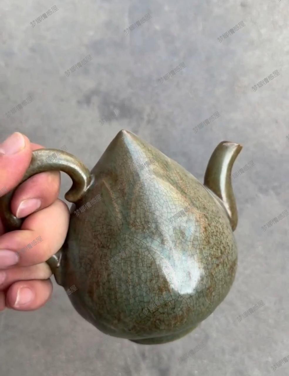 今天在奶奶的珍藏宝箱里,我翻出来一个古董水壶,但是!