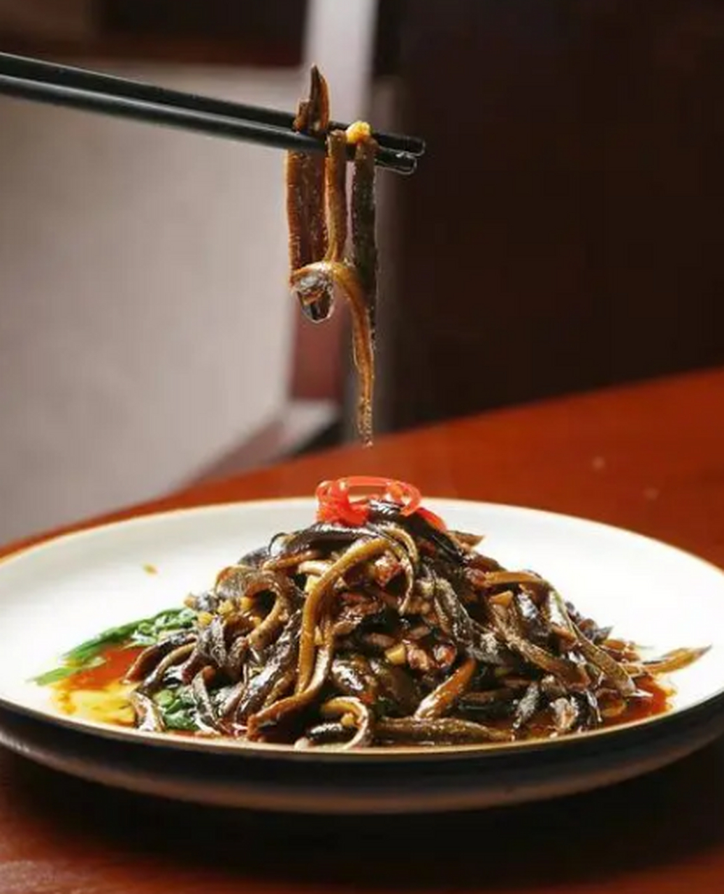 中国国宴超级好吃的经典名菜 软兜鳝鱼 软兜长鱼又称软兜鳝鱼,是