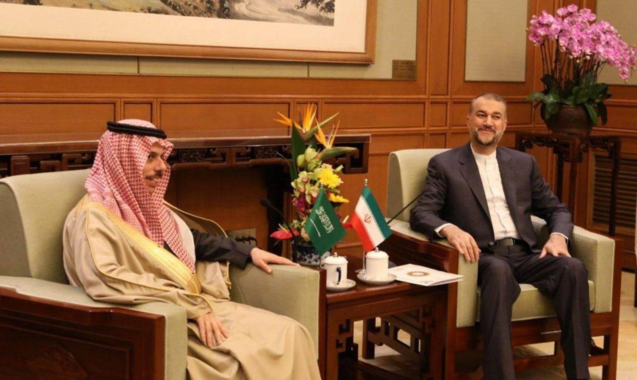据参考消息报道,沙特阿拉伯外交大臣费萨尔和伊朗外交部长阿卜杜拉