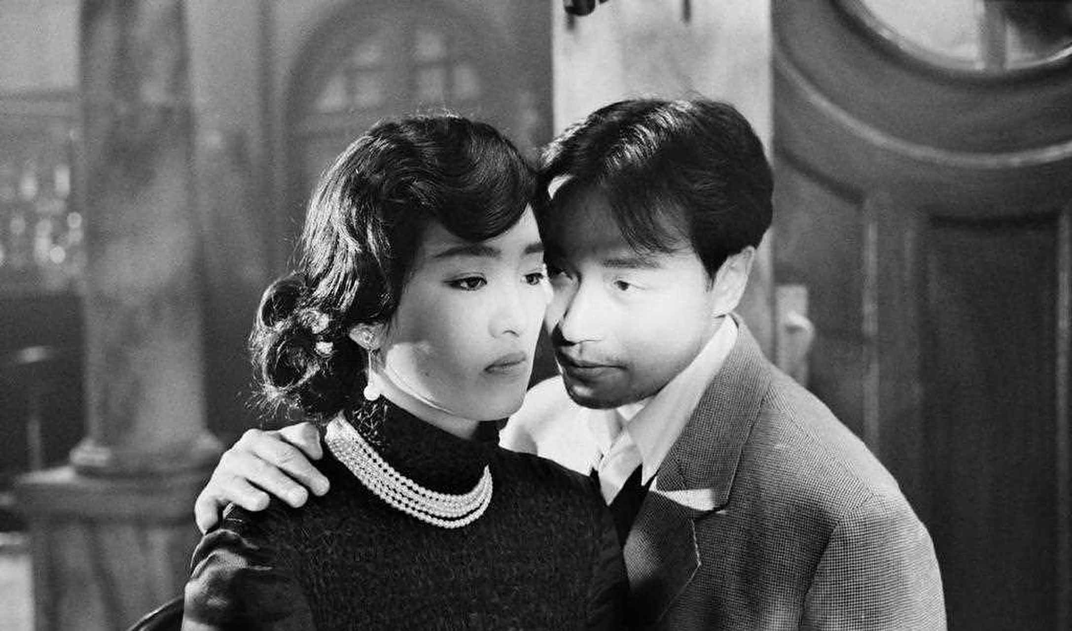 1996年,陈凯歌执导的电影《风月》片场照,巩俐和张国荣,这一对妙人.