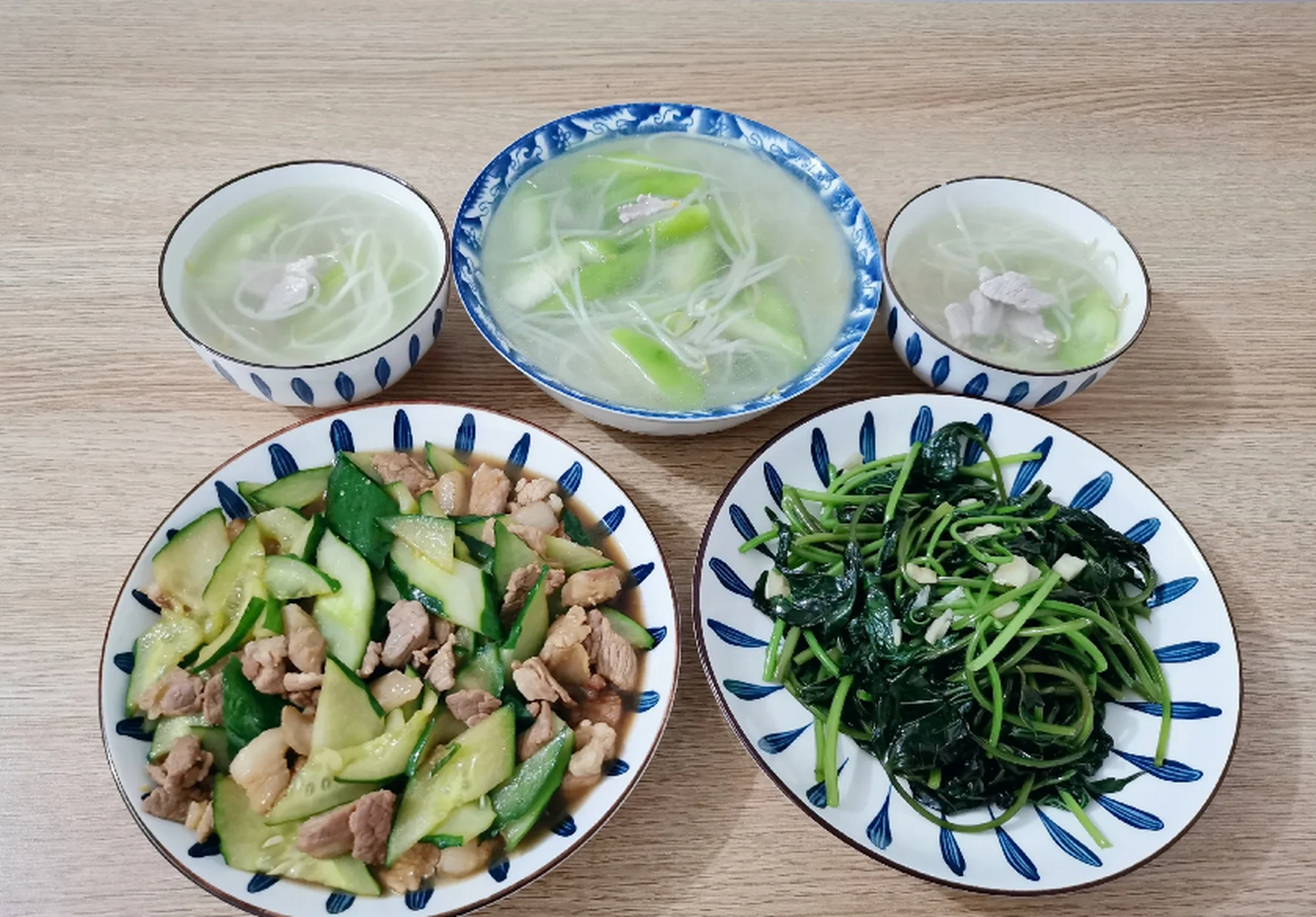 夫妻两人的晚餐,今天做了两菜一汤,丝瓜瘦肉豆芽汤,黄瓜炒肉,清炒红薯