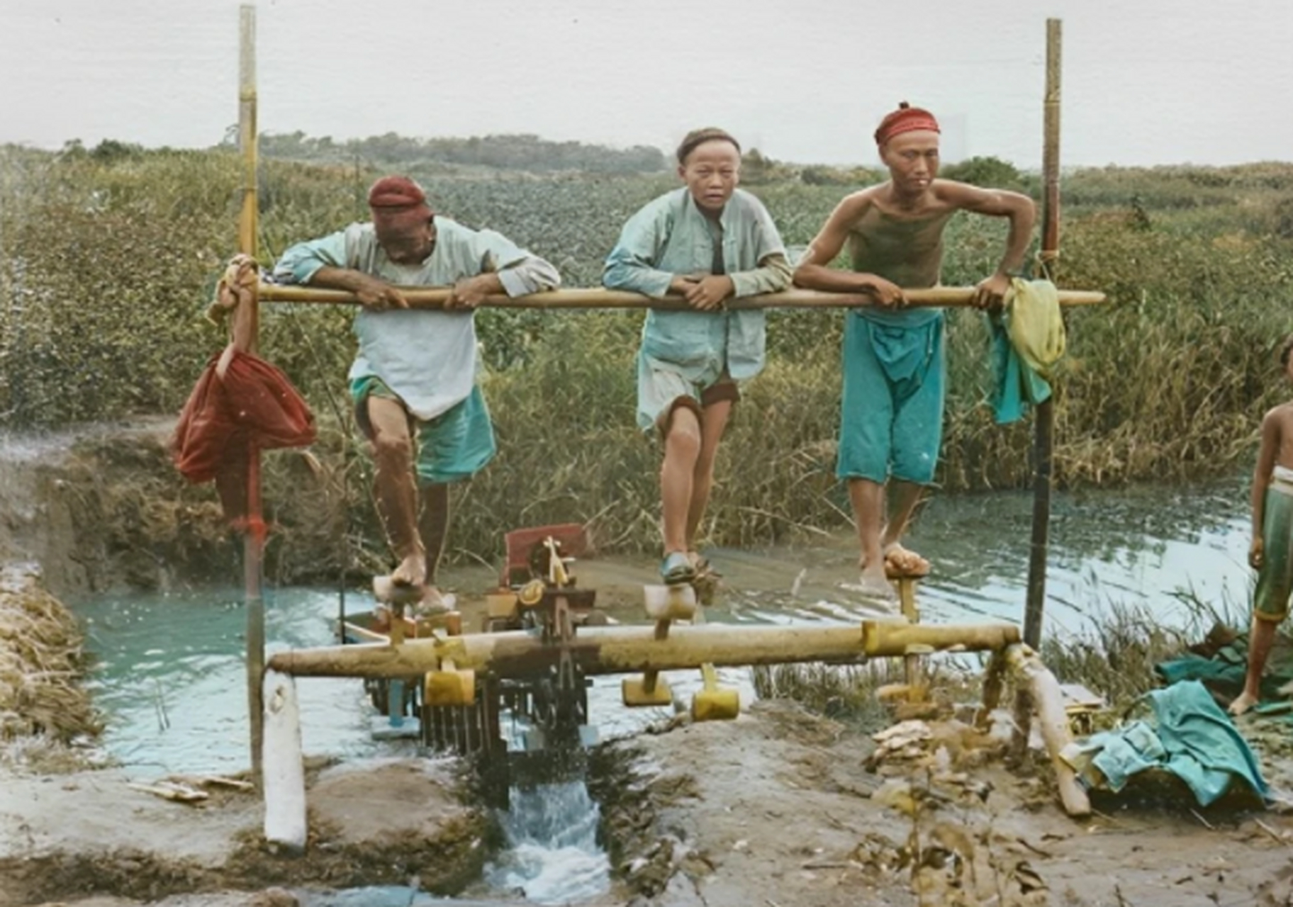清朝老照片:农民在地里使用脚踩水车