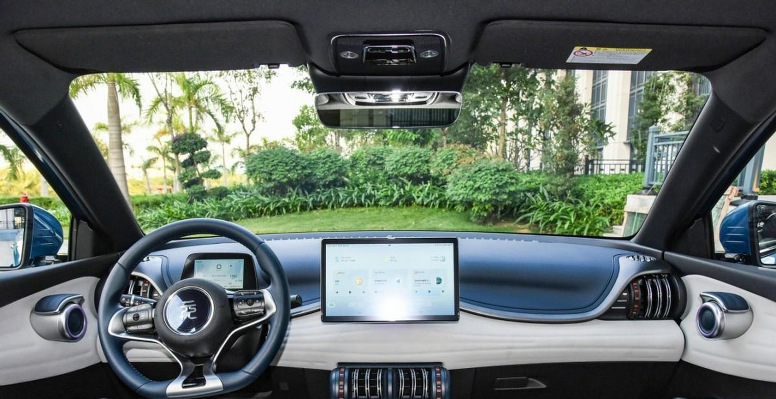 车尾部分,新车的尾部设计与比亚迪海豚有几分相似,整