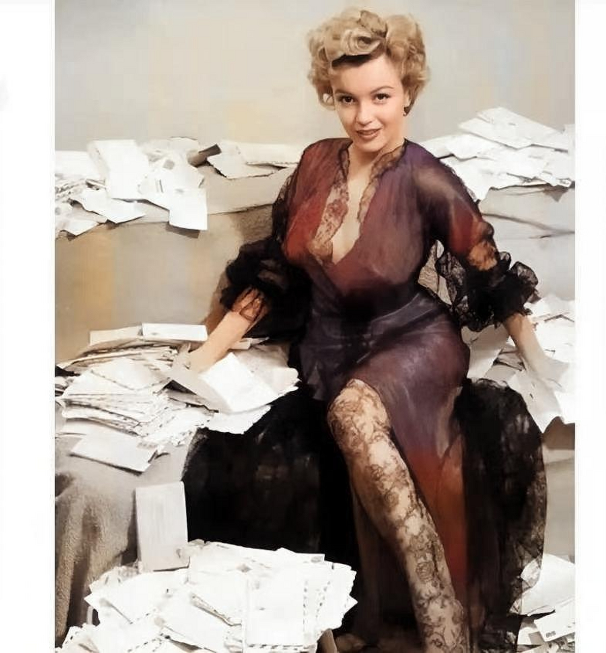 1952年,性感女神玛丽莲梦露身穿华丽礼服坐在公寓的沙发上,周围则是