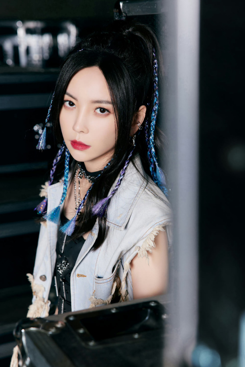 娱乐# #时尚# 于文文的脏辫时尚写真,摇滚rapper燥起来!