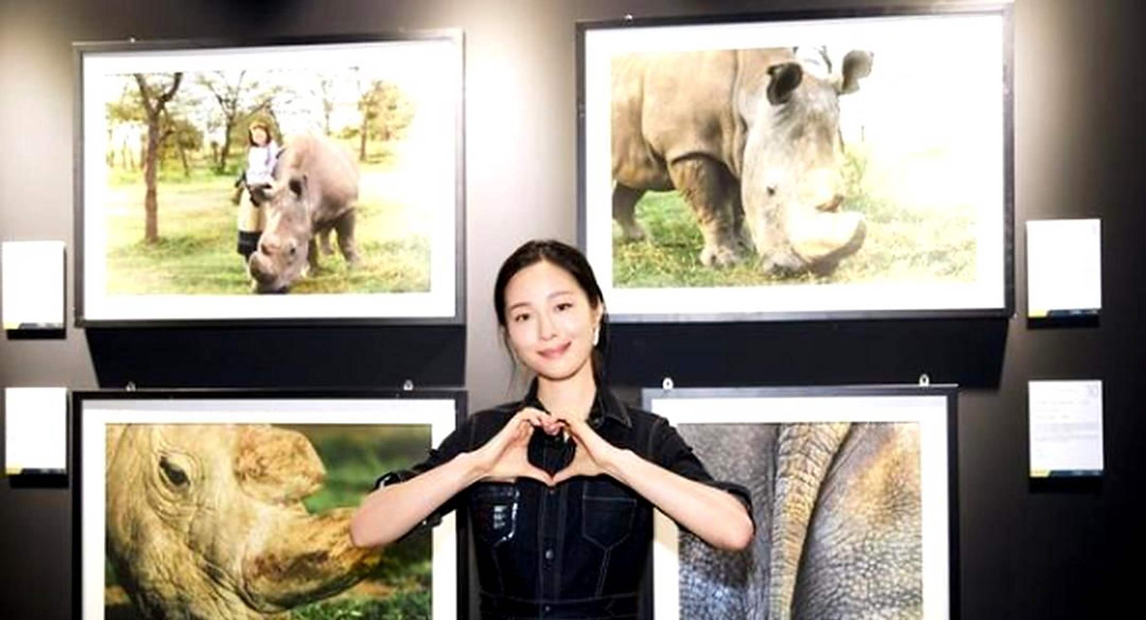 江一燕穿着工装连体牛仔裤出席公益活动,看起来简单却非常高级.