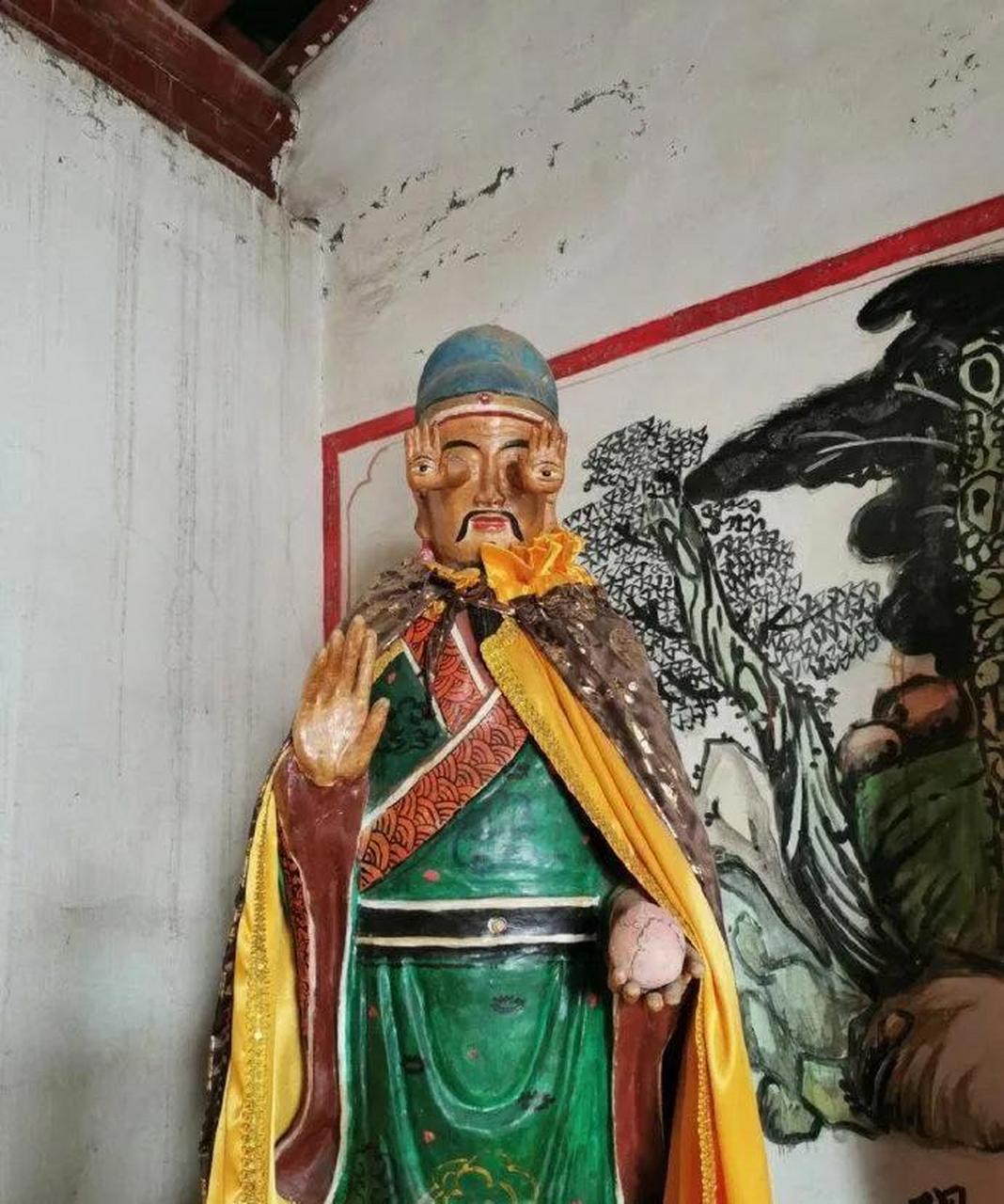 这座庙里供奉的神仙手中长眼,眼中长手,是个手眼通天的大神.