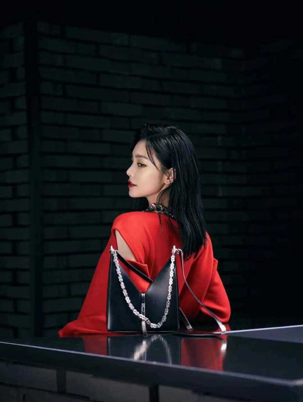 觉醒东方      [大哭]  纪梵希2021炙爱大使  红黑经典碰撞 彰显摩登