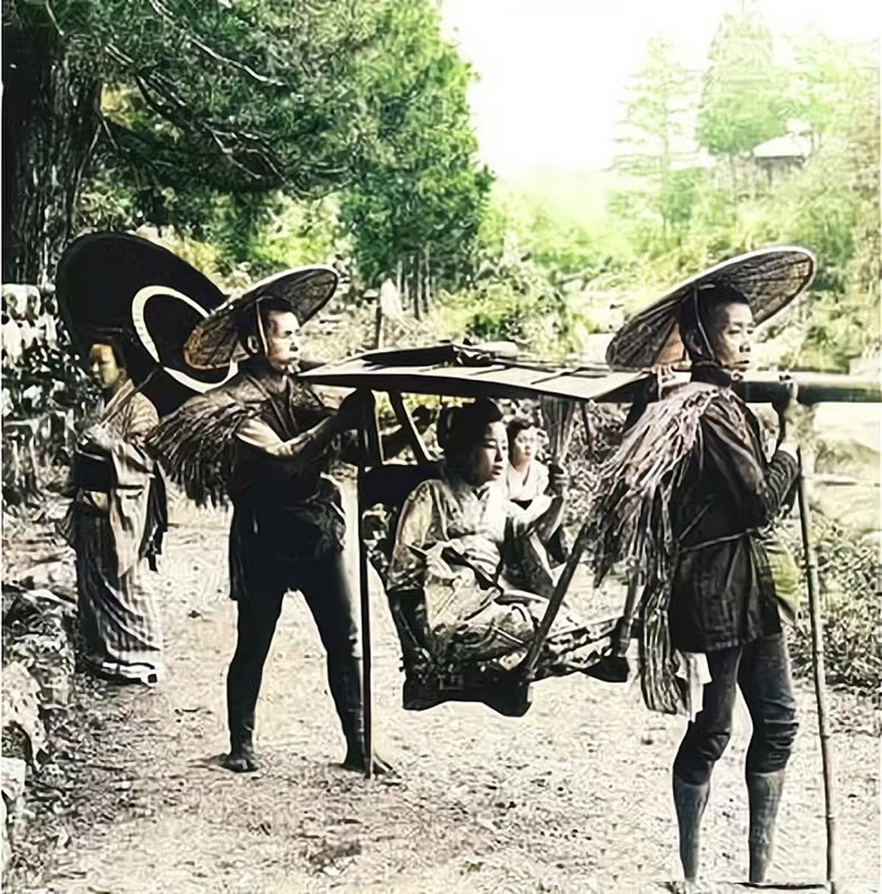 江户时代的日本,一位贵族女子坐着"驾笼"出行的照片,这种交通工具类似