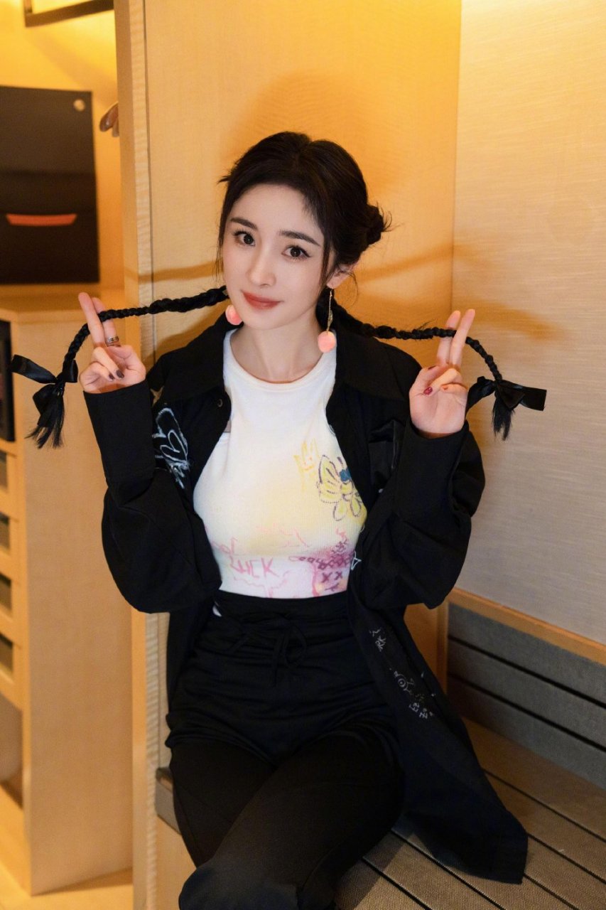 杨幂的一组最新《密逃》造型写真,双丸子麻花辫俏皮可爱!