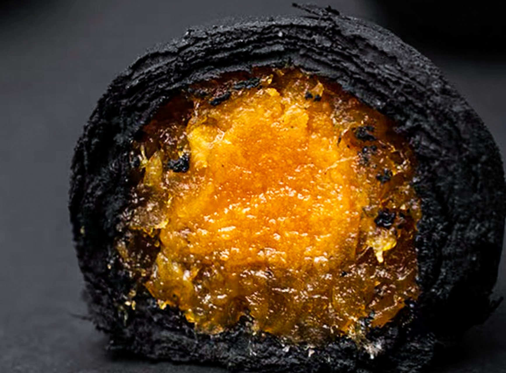 这款点心看着黑乎乎,价格便宜,却酥香好吃 看着外表黑乎乎的黑金酥