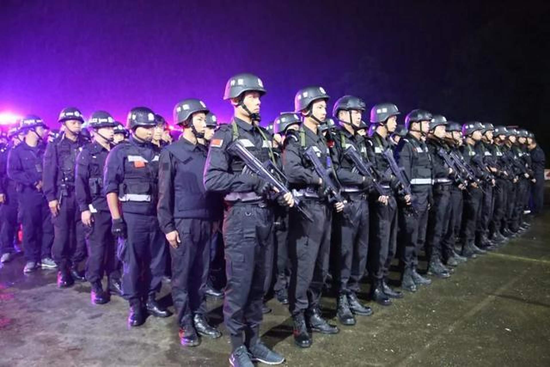 1990年,缉毒队长明正彬成功打入毒贩内部,就在交易的那天,突然有位