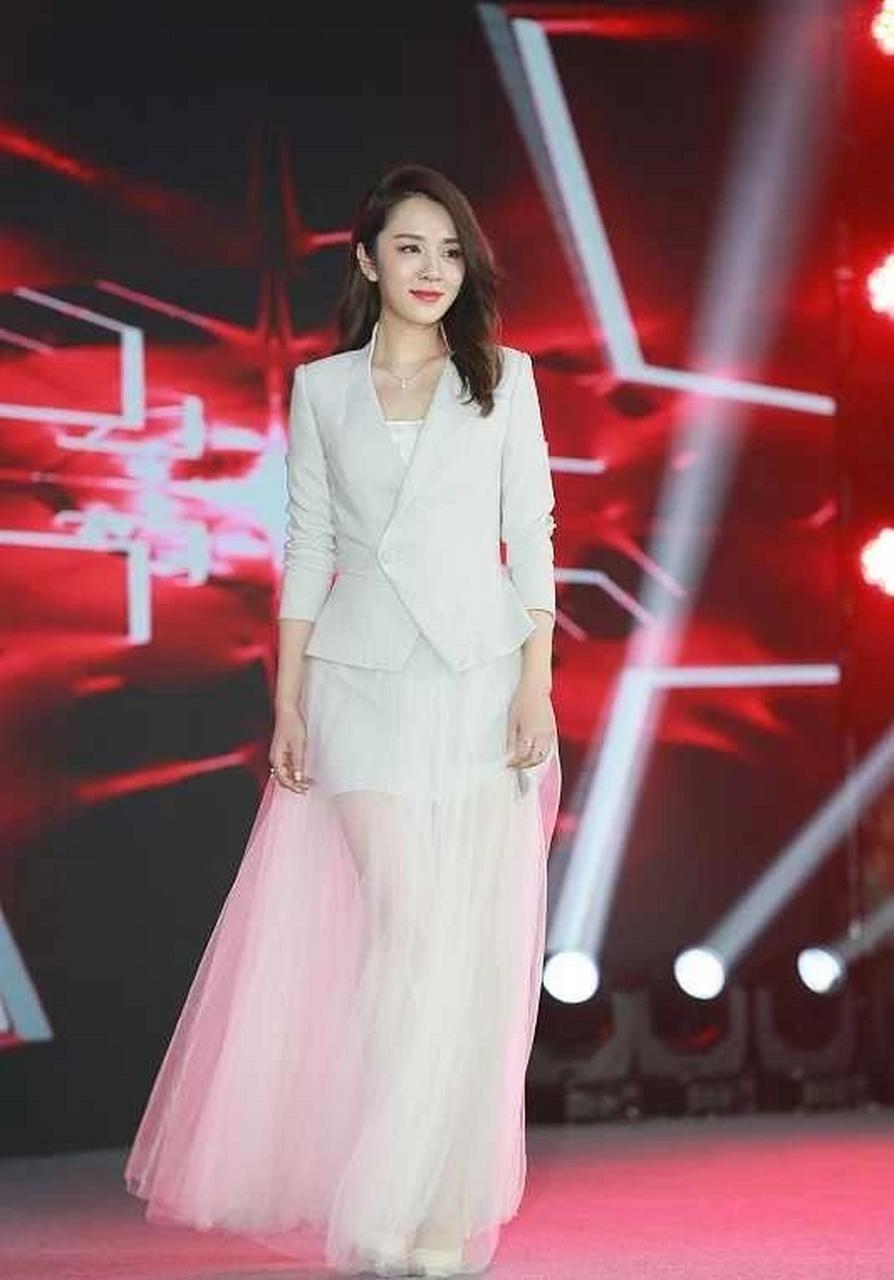 王晓晨穿衣真"大胆",白色西装配珍珠抹胸又纯又欲,太美了