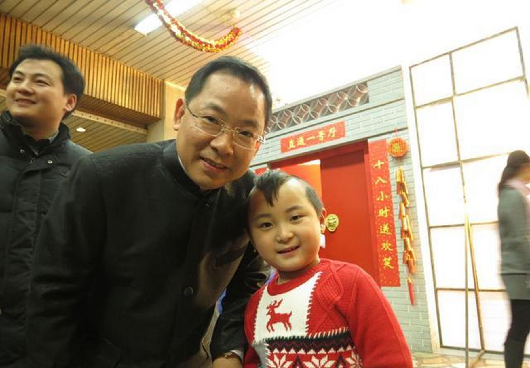 "年画娃娃"邓鸣贺:2岁唱戏,3岁登台,5岁上春晚,8岁去世