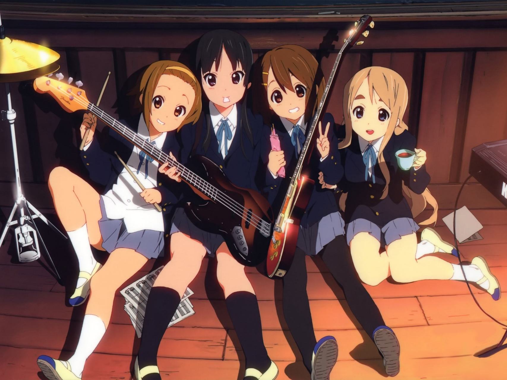 《轻音少女》:这是一部青春校园题材的动漫,讲述了主人公加入乐队并与