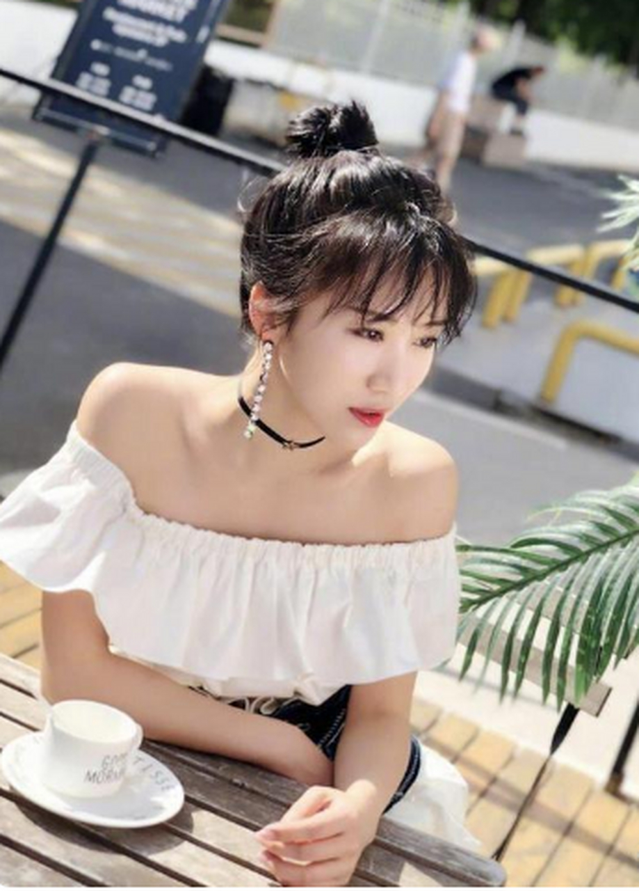 李念换风格像换了个人,穿一字肩连衣裙扎高丸子头,简直不要太漂亮了.