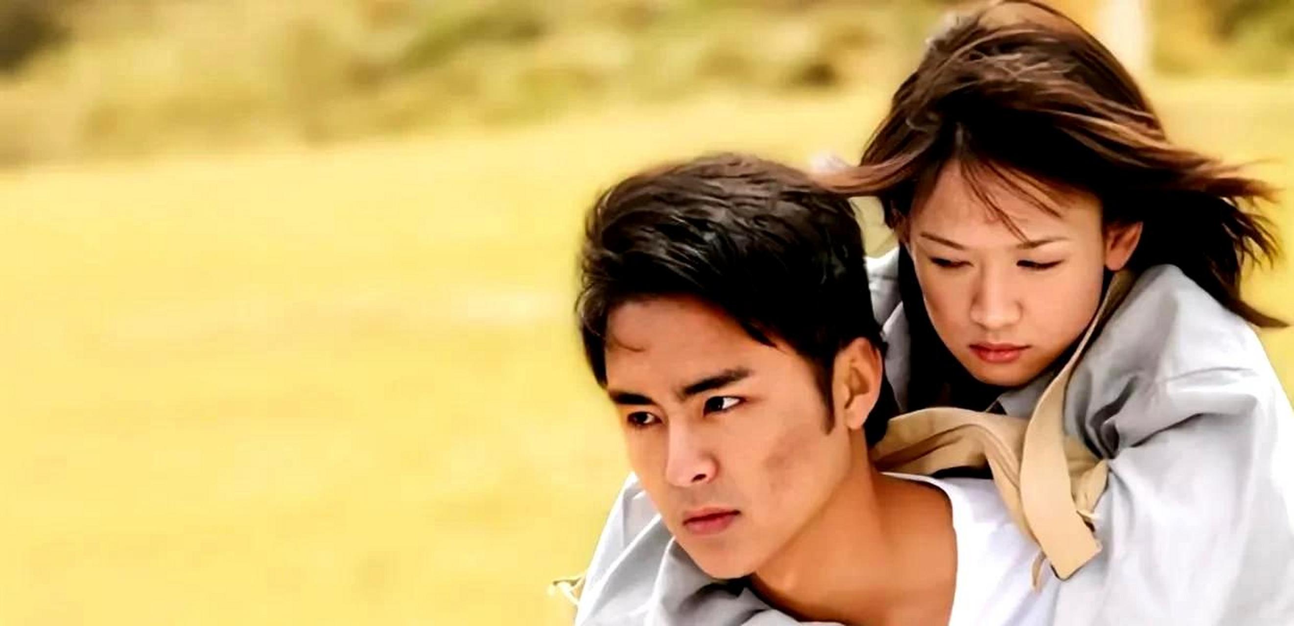 明道对她还是很亲切,自然地搂着她的肩膀,让人想起《王子变青蛙》里