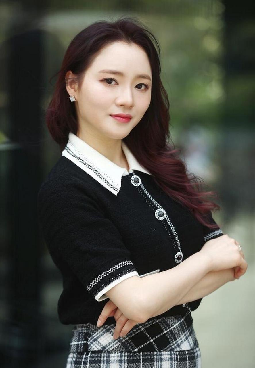 歌手李昭政在接受采访时宣传摇滚音乐剧《lizzie》淑女造型