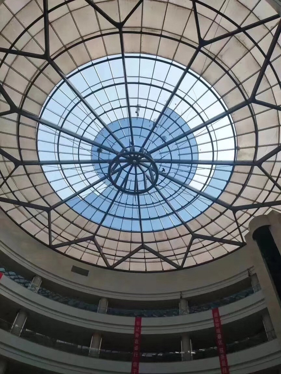 外贴改色隔热膜是在汽车,建筑物和家庭中使用.