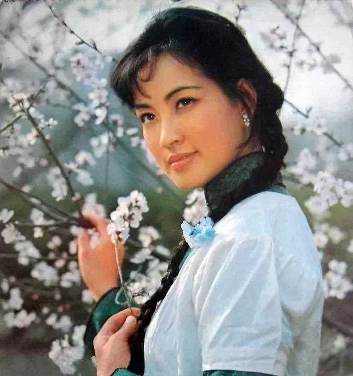 内地武打片中的第一位女明星,是不会武功的"不老女神"刘晓庆.