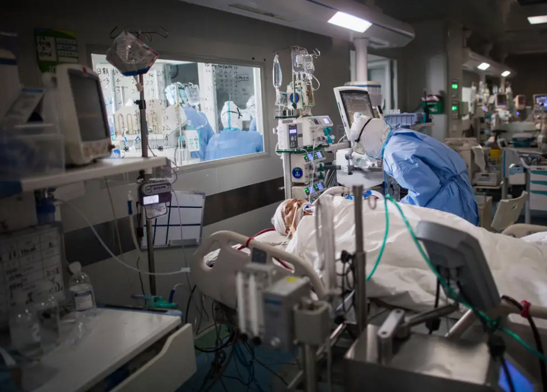 25岁男子突发腹痛,被送进抢救室,不到1个小时就去世了.