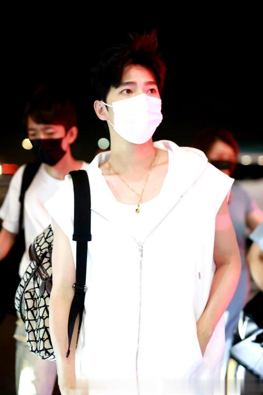 杨洋出发机场照  杨洋白色无袖马甲 这样式儿的说是男大不过分吧