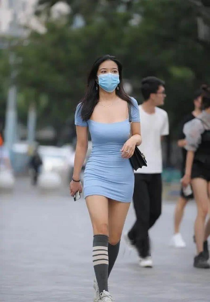 炸街穿搭,小姐姐穿上白色连衣裙后,美得很清丽脱俗